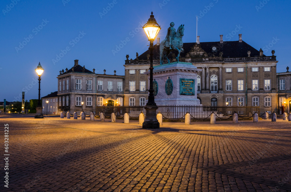 Naklejka premium Palais Schack oder Palais Christian IX und Reiterstandbild Frederik V in der Abenddämmerung, Schloss Amalienborg, Kopenhagen, Dänemark