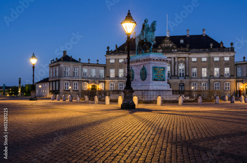Palais Schack oder Palais Christian IX und Reiterstandbild Frederik V in der Abenddämmerung, Schloss Amalienborg, Kopenhagen, Dänemark photo