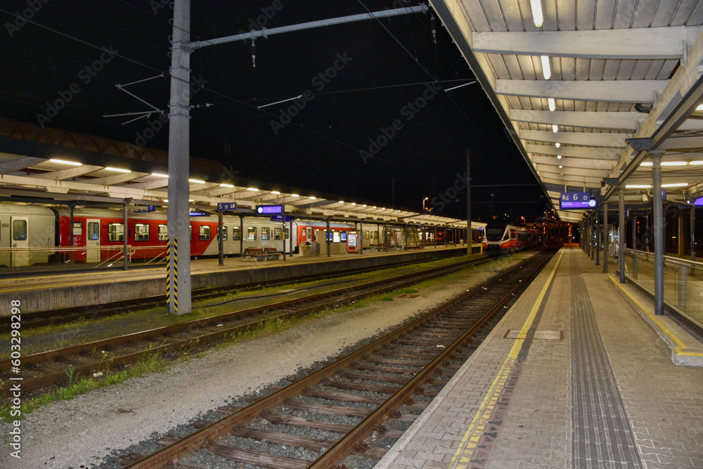 Villach, Bahnhof, Bahnsteig, Bahnsteige, Nacht, Hauptbahnhof, Gleis, Gleise, Schienen, Lampen, Beleuchtung, Signal, Signale, Zug, Züge, abgestellt, Triebwagen, ÖBB, Mast, Masten, Eisenbahn, elektrifiz Villach, Bahnhof, Bahnsteig, Bahnsteige, Nacht, Hauptbahnhof, Gleis, Gleise, Schienen, Lampen, Beleuchtung, Signal, Signale, Zug, Züge, abgestellt, Triebwagen, ÖBB, Mast, Masten, Eisenbahn, elektrifiz