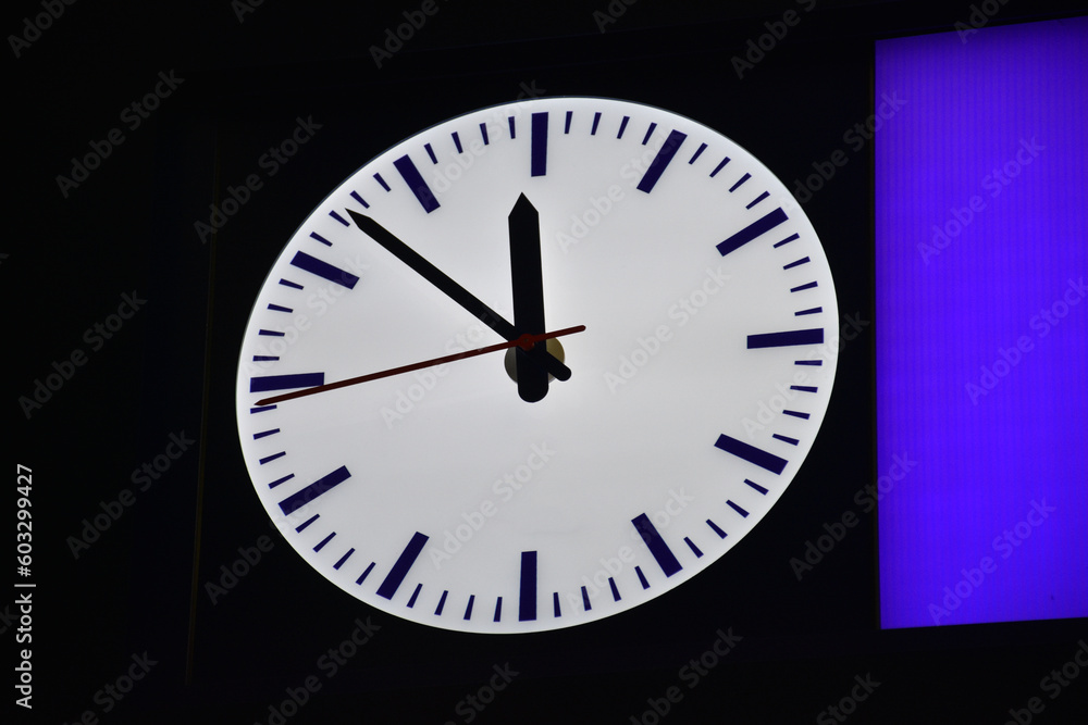 Villach, Bahnhof, Schild, Uhr, Zeiger, Analoguhr, Stundenzeiger, Minutenzeiger, Uhrzeit, Nacht, Mitternacht, Stunden, Minuten, rund, Markierung, beleuchtet, Zeigeruhr, Zeit, Sekunde, Sekundenzeiger, S Villach, Bahnhof, Schild, Uhr, Zeiger, Analoguhr, Stundenzeiger, Minutenzeiger, Uhrzeit, Nacht, Mitternacht, Stunden, Minuten, rund, Markierung, beleuchtet, Zeigeruhr, Zeit, Sekunde, Sekundenzeiger, S