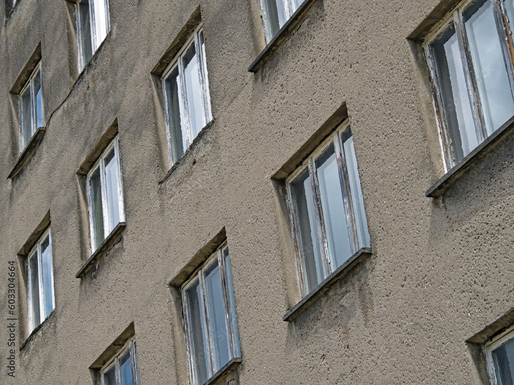 Außenansicht eines alten Wohnblocks in Prora, diagonaler Blickwinkel auf die Fensterreihen, Rügen, Deutschland