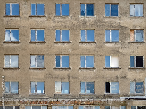 Photos Außenansicht eines alten Wohnblocks in Prora mit vielen Fensterreihen, Rügen, De