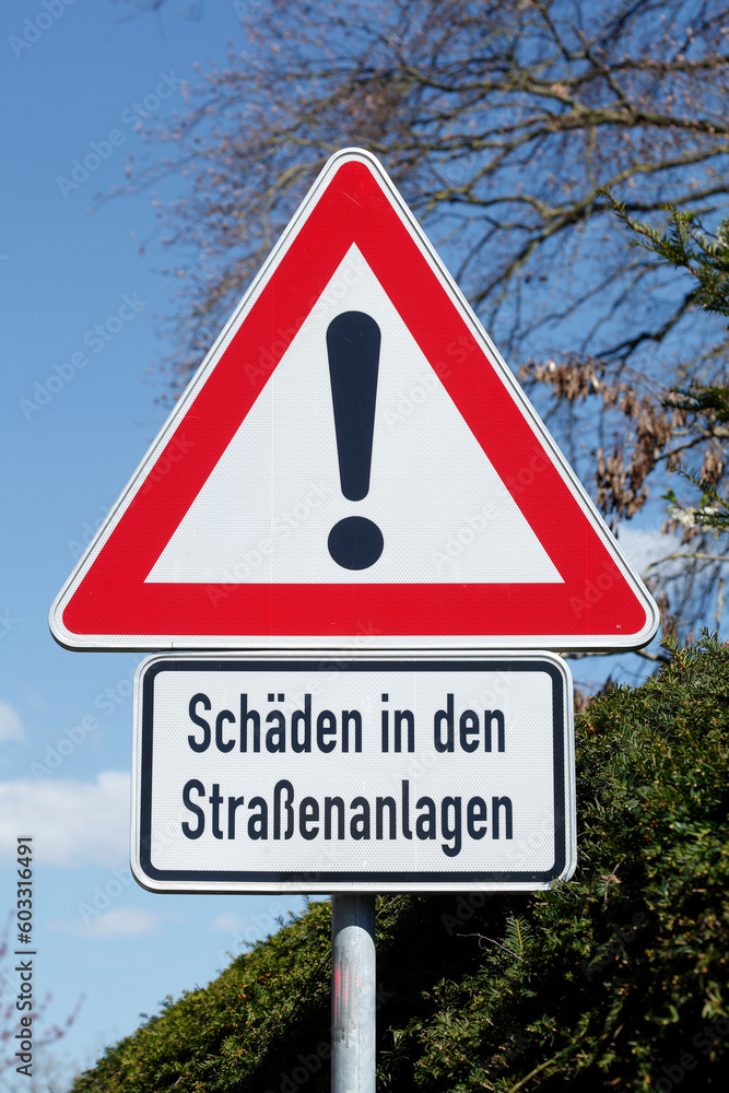 Verkehrsschild Gefahrstelle, Schäden in den Straßenanlagen, Blauer Himmel, Deutschland