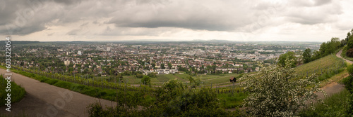 Detailreiche Panoramaaufnahme vom Wartberg aus über Heilbronn im Mai mit Regenwolken