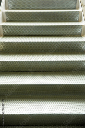 Escalera interior de un edificio con escalones y descansillos de chapa estriada de acero  photo