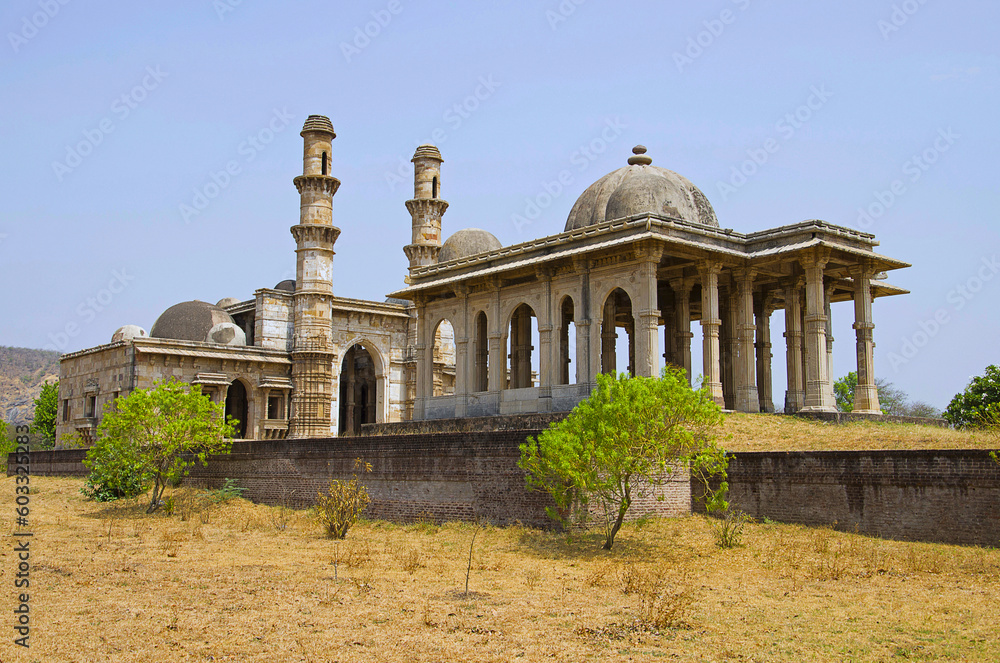 Obraz premium Outer view of Kevada Masjid (Mosque), has minarets, globe like domes and narrow stairs, UNESCO protected Champaner - Pavagadh Archaeological Park, Gujarat, India