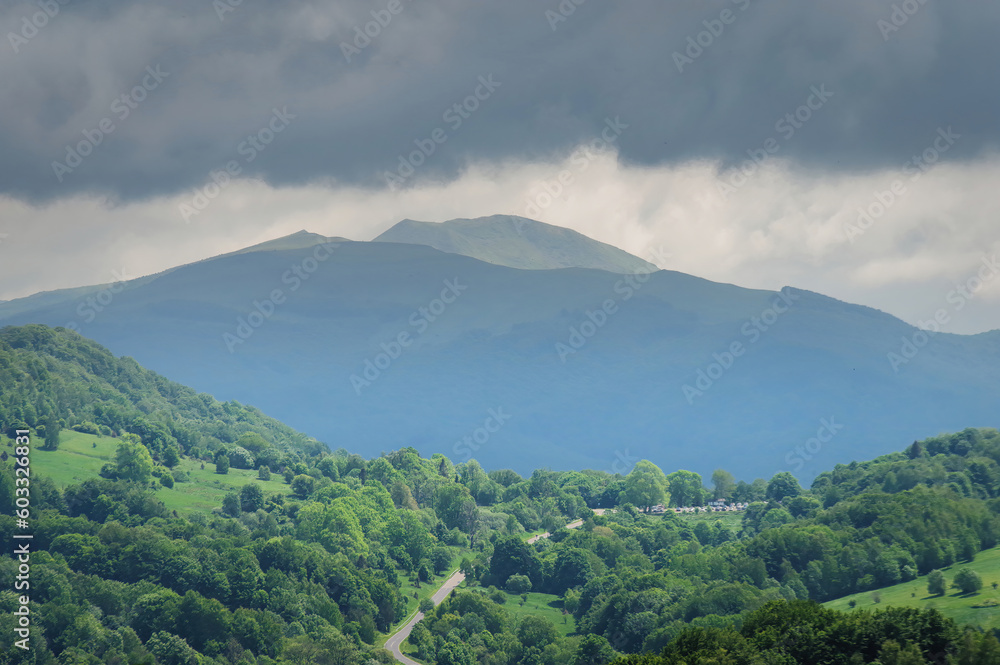 Krajobraz wiosenny w zielonych górach Bieszczady,
Tło naturalne. Krajobraz wiosenny w zielonych górach Bieszczady,
Tło naturalne.