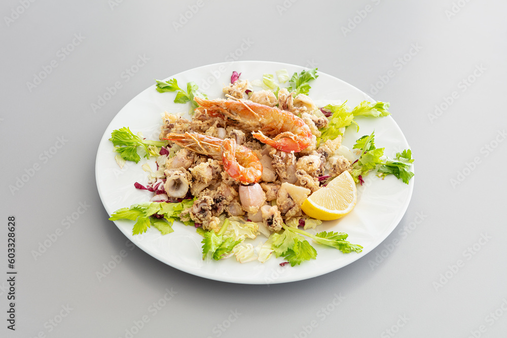 frittura, di, pesce, gamberi, gamberoni, calamari, limone, spicchio, insalata, tavolo, grigio, inclinato, prospettiva, piatto, bianco, neutro, nuovo, cena, alimento, pasti, piatti, pranzare, italiano, frittura, di, pesce, gamberi, gamberoni, calamari, limone, spicchio, insalata, tavolo, grigio, inclinato, prospettiva, piatto, bianco, neutro, nuovo, cena, alimento, pasti, piatti, pranzare, italiano,