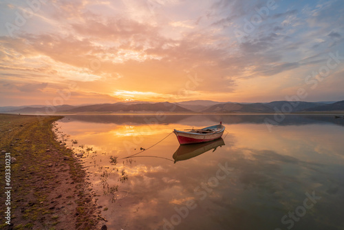 Fototapeta Naklejka Na Ścianę i Meble -  beautiful landscape with a boat and the sun