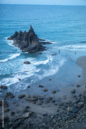 Vista de una playa de Tenerife con una roca grande