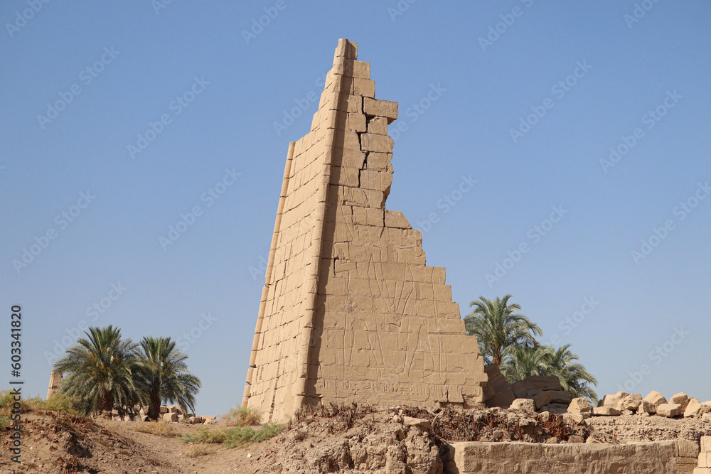 Obraz premium Ancient egyptian temple of Karnak in Luxor, Egypt