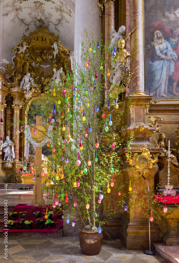 Geschmückter Osterbaum im Marienmünster in Dießen am Ammersee, Bayern, Deutschalnd