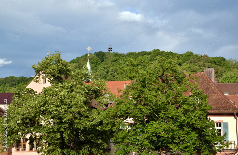 Blick vom am Freiburger Münsterplatz auf den Schlossberg