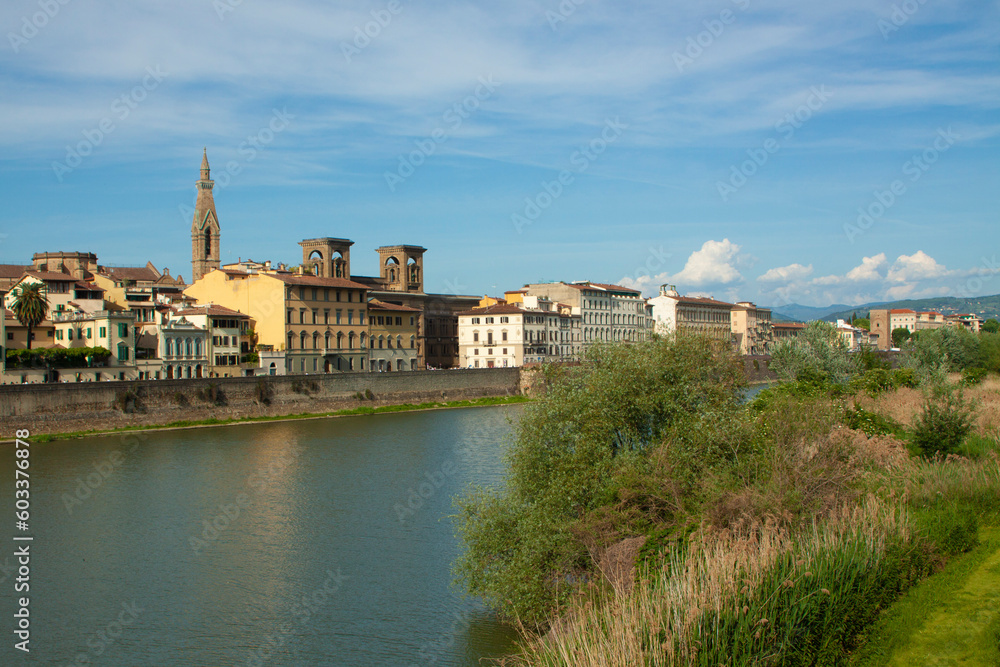 Italia, Toscana, Firenze, il fiume Arno e la città.
