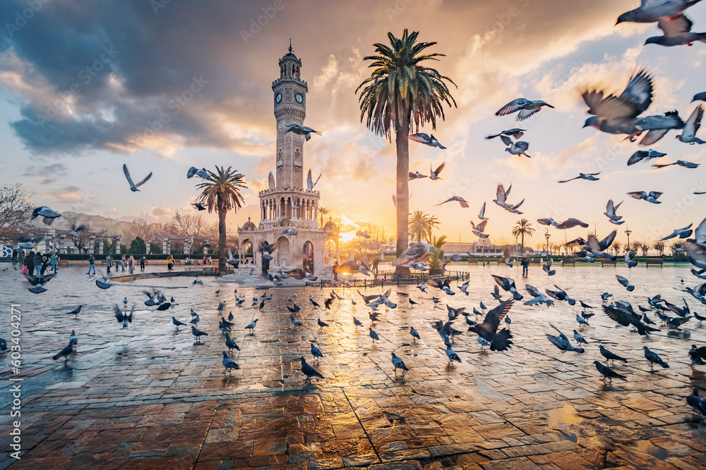 The clocktower of Konak Square in Izmir, Turkiye is a stunning Ottoman-era monument that has stood the test of time.