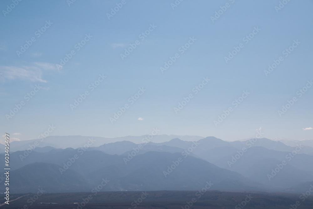 Montañas con neblina