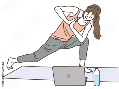オンラインでヨガレッスンを受ける若い女性
