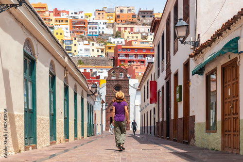 Photos Lifestyle, woman on vacation walking through the city of San Sebastian de la Gom