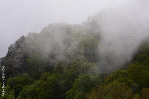 PAESAGGIO MONTANO CON NEBBIA GIFFONI VALLE PIANA SUD ITALIA 15 MAGGIO 2023.