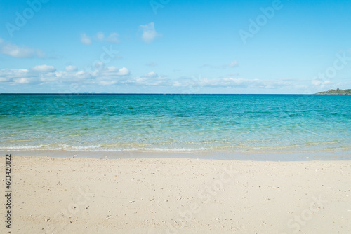 Empty white sandy beach with blue sky and white clouds © LI