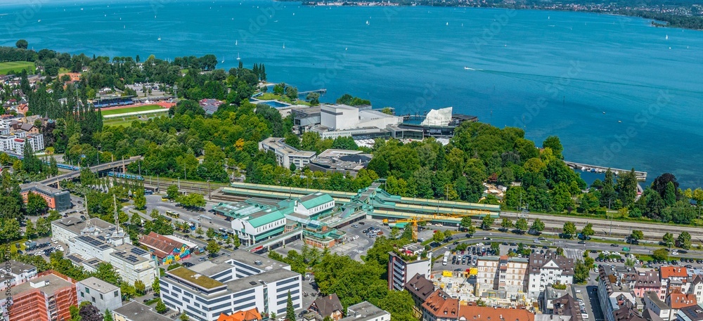 Vorarlbergs Bezirkshauptstadt Bregenz im Luftbild - Ausblick zum Bodensee, zum Festspielhaus und zur Seebühne
