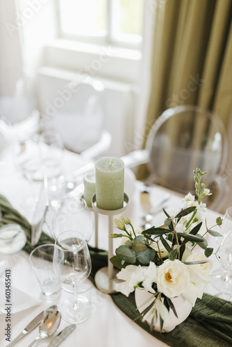 Beautiful table arrangement at a wedding reception