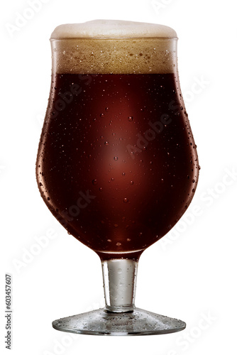 Taça de vidro com cerveja escura gelada isolado em fundo transparente - copo de chope escuro gelado
 photo