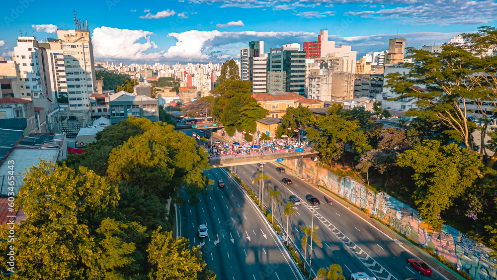 Naklejka premium Bairro Liberdade Cidade São Paulo Paulista Sudeste Brasil Urbano Arte Grafite Pixo Igreja Avenida Rua Carros Turismo Turista Paulistano Viaduto Transporte Paisagem Urbana Aérea Drone Japão Japonês Céu