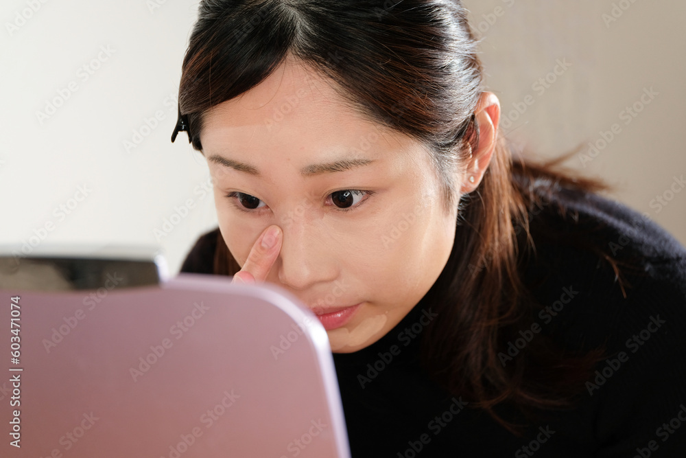 ファウンデーションを塗る女性 ファウンデーションを塗る女性