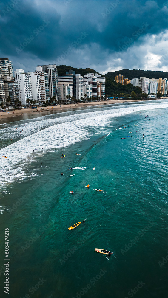 Praia Litoral São Paulo Guarujá Pitangueiras Verão Surf Ondas Veraneio Paulista Prédios Bairro Nobre Ondas Esportes Aquático Condomínio Paisagem Tropical Mata Atlântica Viagem Férias Feriado Viagem