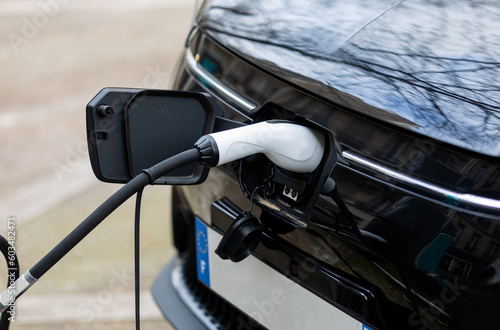 Quadro su tela Une voiture électrique connecté à une borne de recharge.
