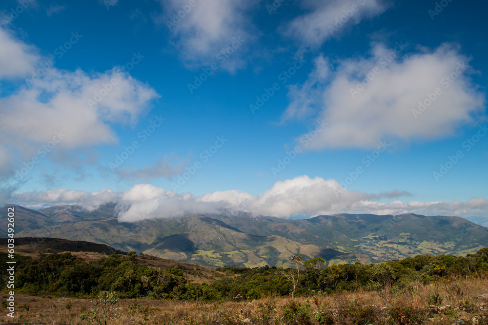Panorâmica de nuvens por cima da montanha da Mantiqueira