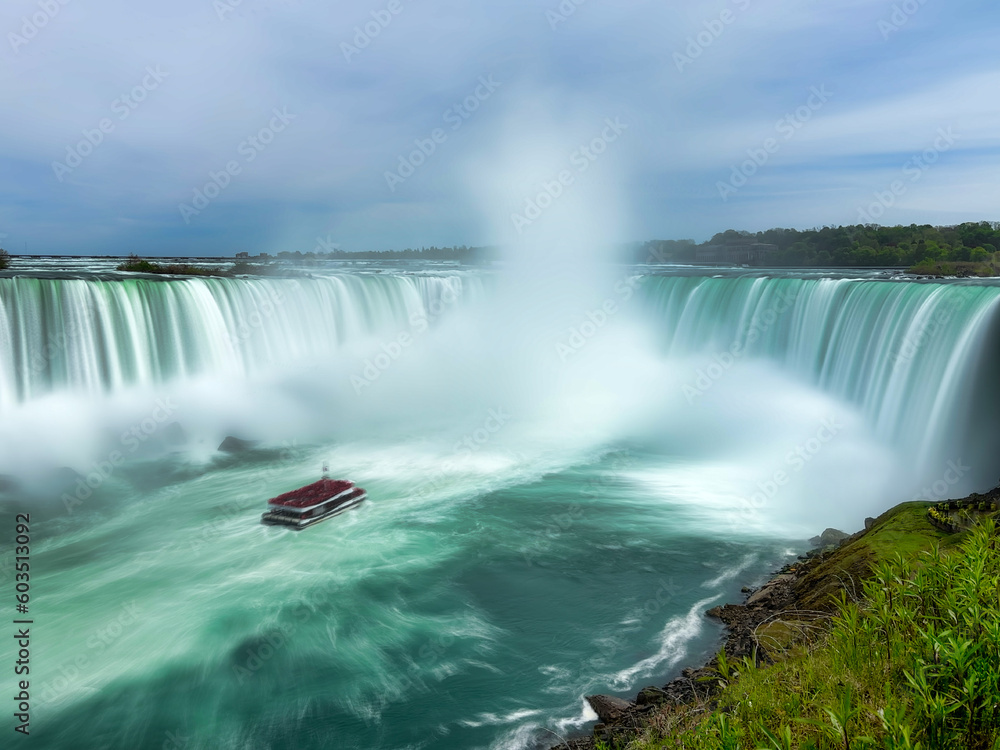 Fototapeta premium Niagara Falls: Tourist Boat Amidst Nature's Spectacle