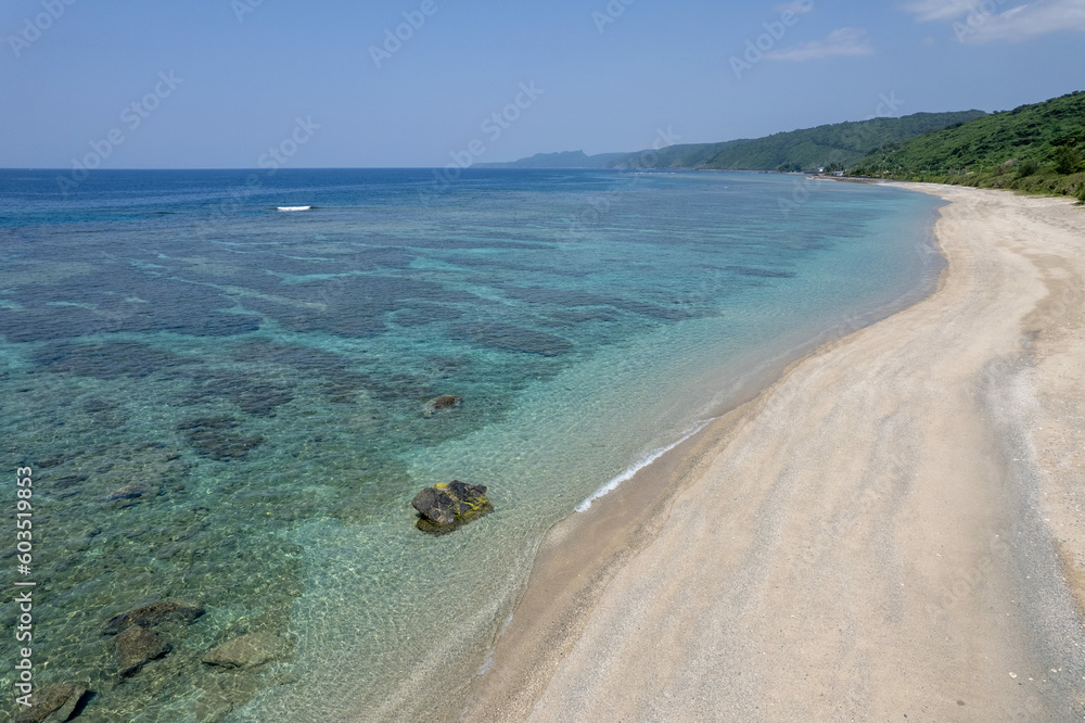 沖縄本島国頭郡国頭村謝敷のビーチをドローンで空撮する風景 Aerial drone view of the beach at Shashiki, Kunigami-son, Kunigami-gun, Okinawa Island 沖縄本島国頭郡国頭村謝敷のビーチをドローンで空撮する風景 Aerial drone view of the beach at Shashiki, Kunigami-son, Kunigami-gun, Okinawa Island