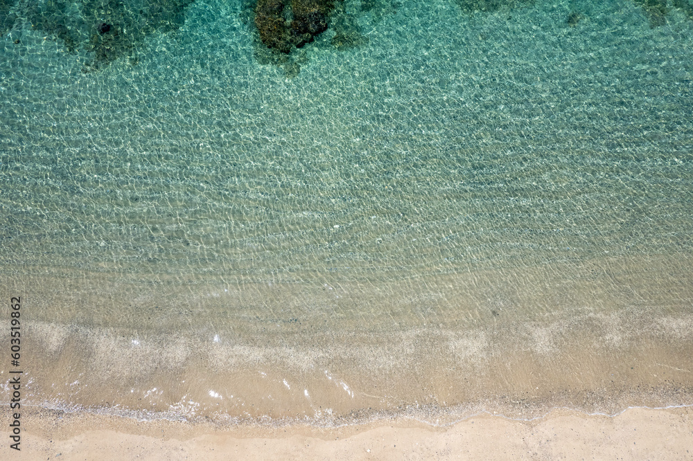 沖縄本島国頭郡国頭村謝敷のビーチをドローンで空撮する風景 Aerial drone view of the beach at Shashiki, Kunigami-son, Kunigami-gun, Okinawa Island 