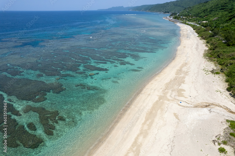 沖縄本島国頭郡国頭村謝敷のビーチをドローンで空撮する風景 Aerial drone view of the beach at Shashiki, Kunigami-son, Kunigami-gun, Okinawa Island 沖縄本島国頭郡国頭村謝敷のビーチをドローンで空撮する風景 Aerial drone view of the beach at Shashiki, Kunigami-son, Kunigami-gun, Okinawa Island
