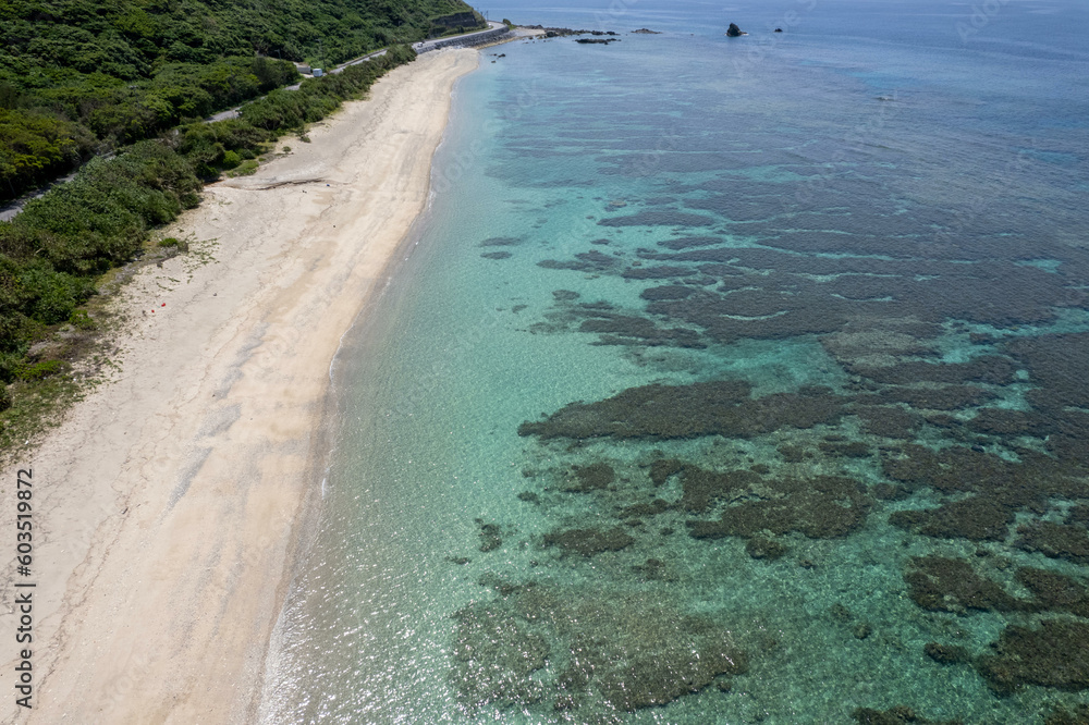 沖縄本島国頭郡国頭村謝敷のビーチをドローンで空撮する風景 Aerial drone view of the beach at Shashiki, Kunigami-son, Kunigami-gun, Okinawa Island 沖縄本島国頭郡国頭村謝敷のビーチをドローンで空撮する風景 Aerial drone view of the beach at Shashiki, Kunigami-son, Kunigami-gun, Okinawa Island