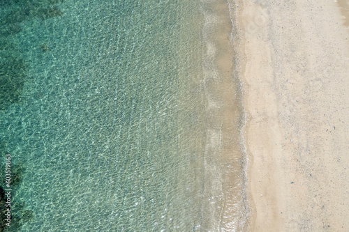 沖縄本島国頭郡国頭村謝敷のビーチをドローンで空撮する風景 Aerial drone view of the beach at Shashiki, Kunigami-son, Kunigami-gun, Okinawa Island 