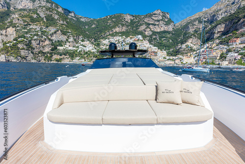 Foto yacht prow view on board on the sea