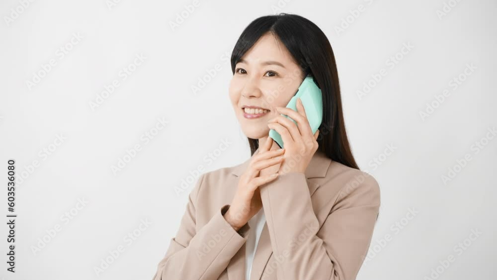 スマートフォンで通話をする若い女性 ビジネスイメージ スマートフォンで通話をする若い女性 ビジネスイメージ