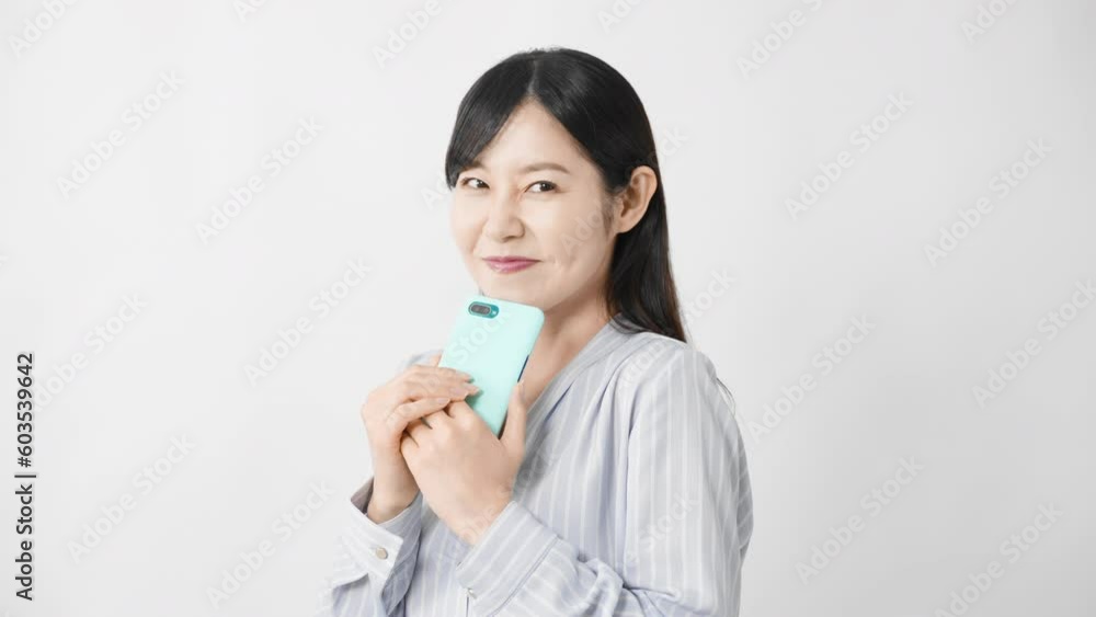 スマートフォンを持ちながら考える若い女性
スマートフォンを持ちながら考える若い女性