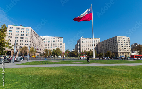 céu azul e a bandeira do Chile ao vento na Praça da Cidadania, Santiago , Chile