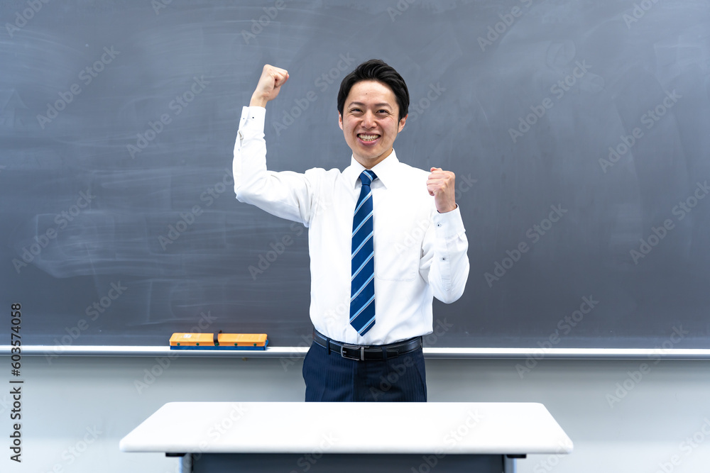 ガッツポーズをする日本人の先生