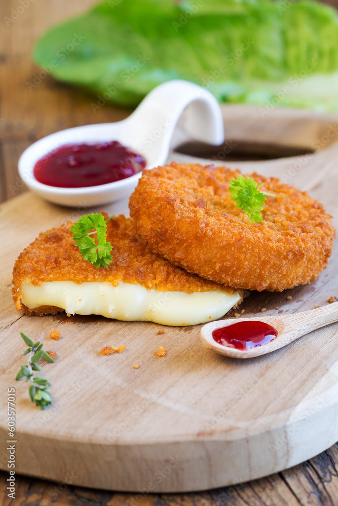 gebackener camembert mit Preiselbeeren gebackener camembert mit Preiselbeeren