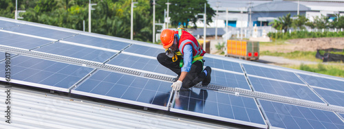 Quadro em tela Male professional engineer installing solar photovoltaic panel system, Electrici