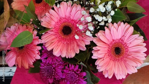 Cuadro en lienzo bouquet of beautiful white flowers pink gerberas