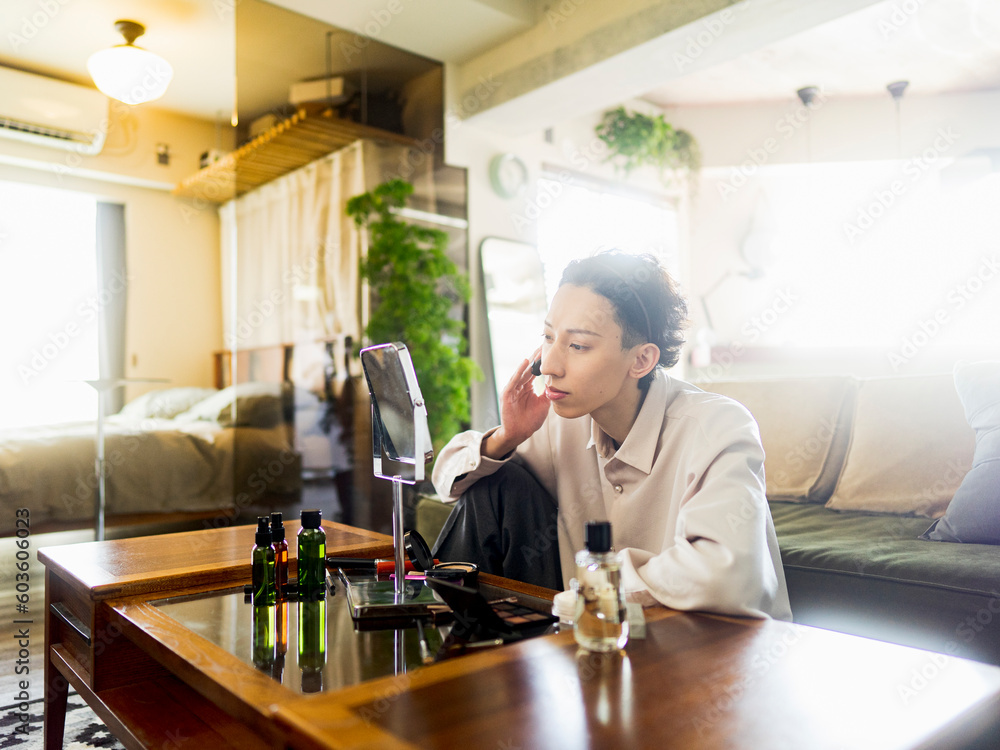 Φωτογραφία 朝、リビングで身支度をしている20代の日本人の一人暮らしのメンズ