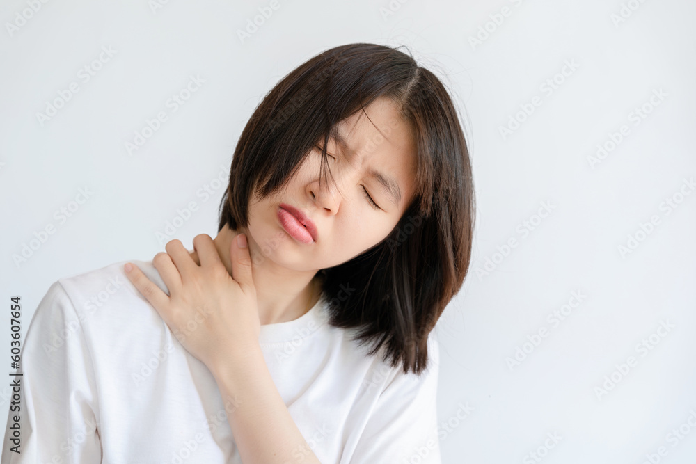 Women suffer from shoulder blade pain after sitting for a long time until they suffer from office syndrome. Women suffer from shoulder blade pain after sitting for a long time until they suffer from office syndrome.