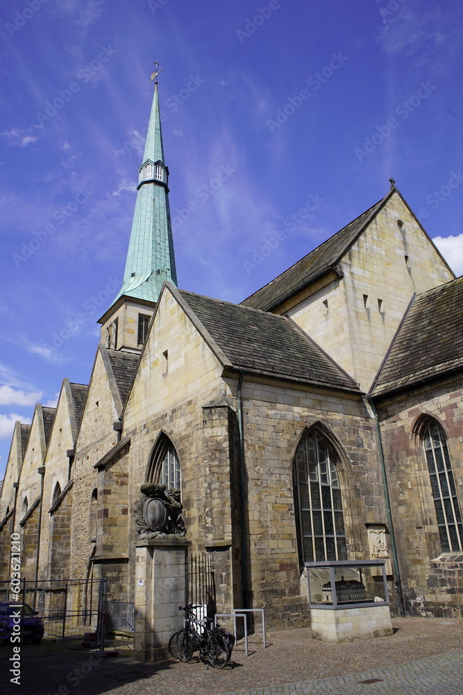 Obraz premium Church of St. Nikolai and Wedding House (Hochzeitshaus) in Hameln, Germany