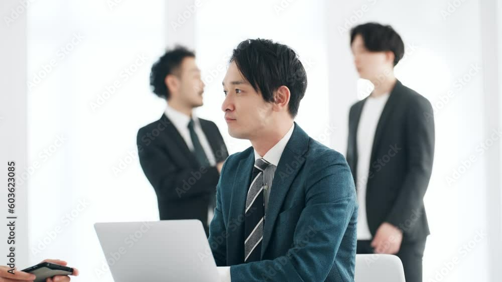 オフィスで会話するビジネスマン